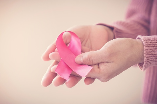mulher-com-fita-rosa-conscientizacao-do-cancer-de-mama-conceito-do-dia-mundial-do-cancer_49149-1402